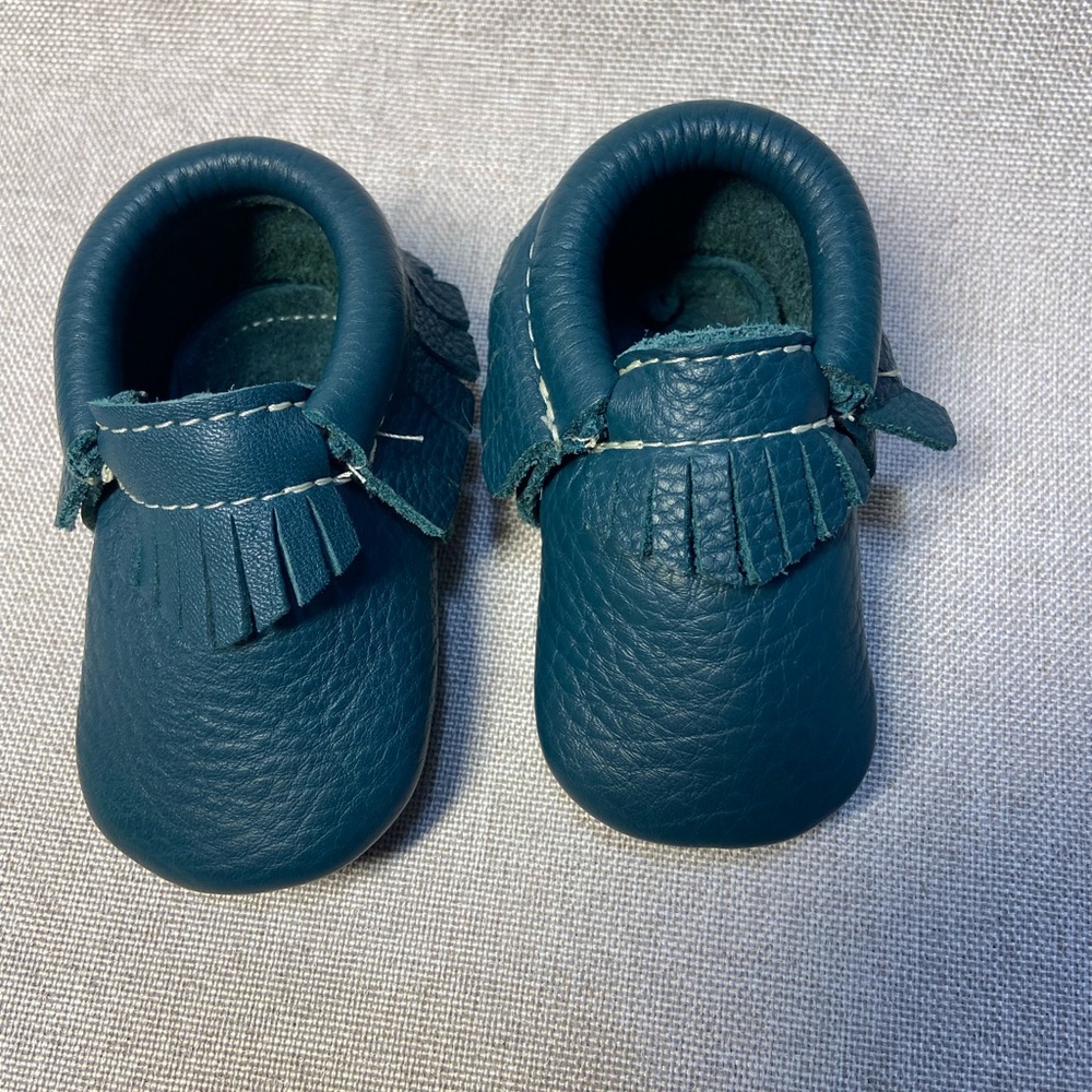 Freshly Picked leather moccasin navy baby shoes
Size 2